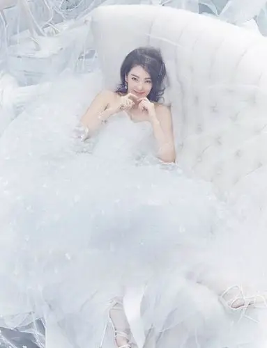 【明星婚纱】张雨绮婚纱大片欣赏.近日,张.