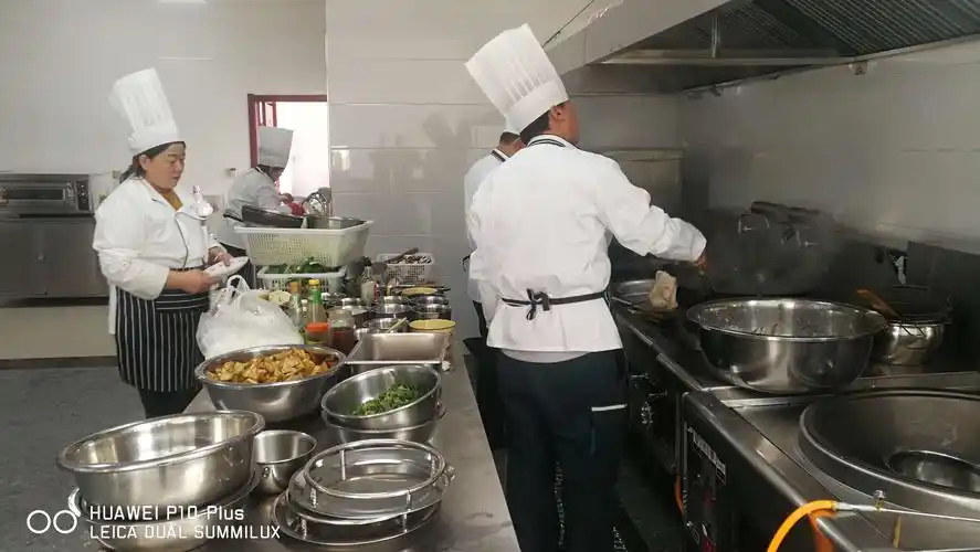 厨房工作人员忙碌工作中