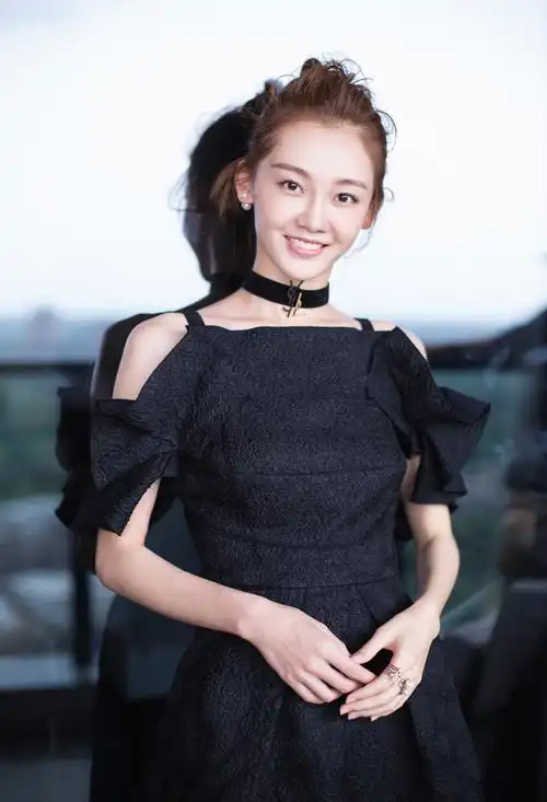 苗苗优雅大方高清活动图片_明星_美桌图片库