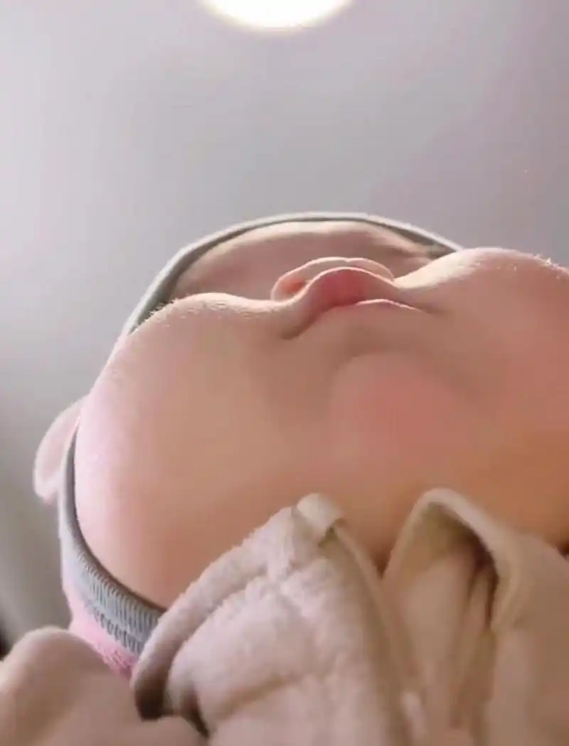 宝宝这胖乎乎的小脸蛋也太可爱了吧!