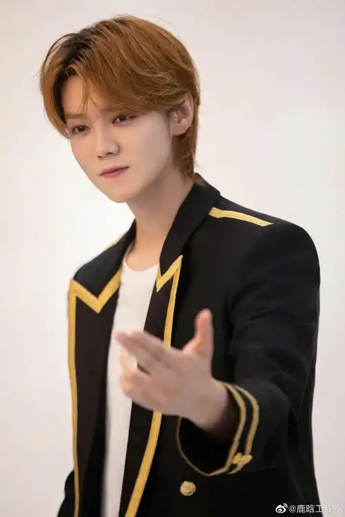 鹿晗黑色西装花絮侧拍图 帅气有型的鹿王子,假期快乐啊