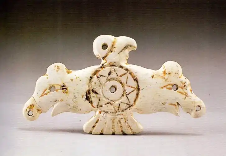 距今约5300年左右,安徽含山县境内的凌家滩遗址文化,凌家滩玉鹰凌家滩