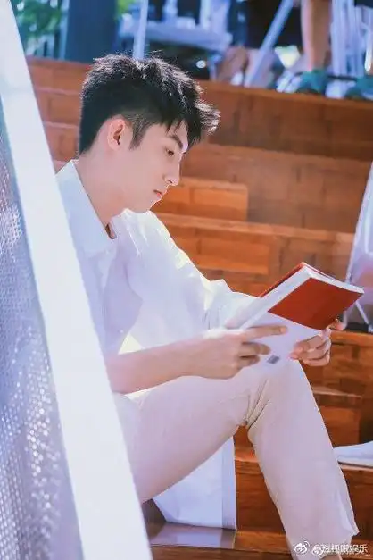 黄景瑜超话#穿白衬衫好看的明星#穿着白衬衫的黄景瑜,是篮球场边带着