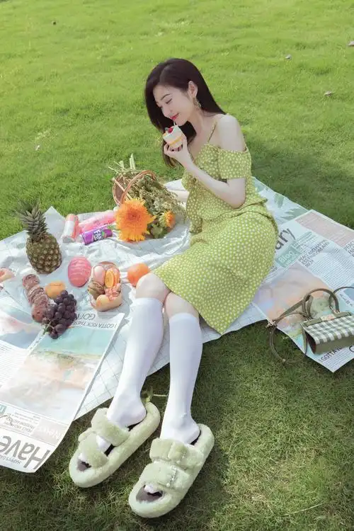景甜穿绿色连衣裙野餐 皮肤雪白长腿吸睛清纯甜美
