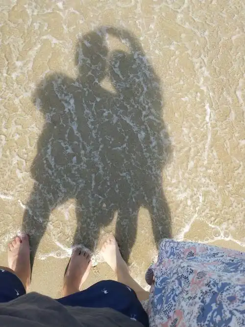 海边的相互依偎就是彼此最好的陪伴