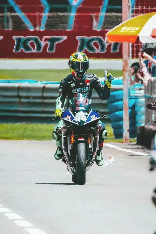 王一博戴过摩托车头盔,四驱赛车头盔,霹雳舞breaking头转头盔,长空之