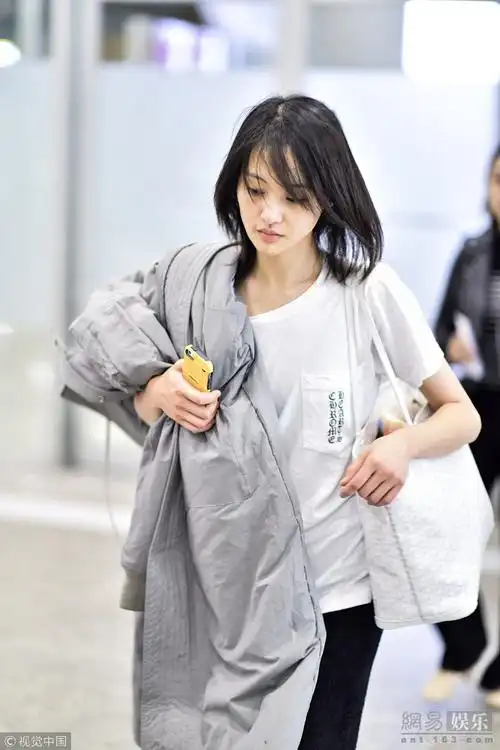 郑爽素颜现身穿短袖肩扛棉袄不怕冷