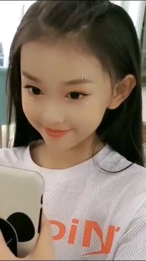 童模宋小睿化妆都不忘自拍,眼前一幕,颜值简直逆天了!