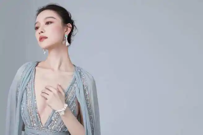倪妮写真一袭天青色深v长裙,国风韵味十足-爱读书