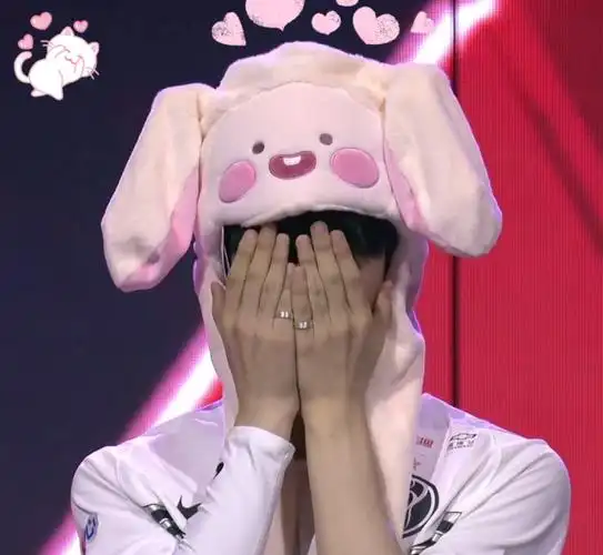 原创ig上单theshy赛场是猛男场下遇到女粉丝立刻变羞男