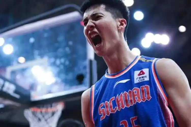 一展劲爆!朱松玮华丽转身抹过哈德森 起飞双手精彩暴扣