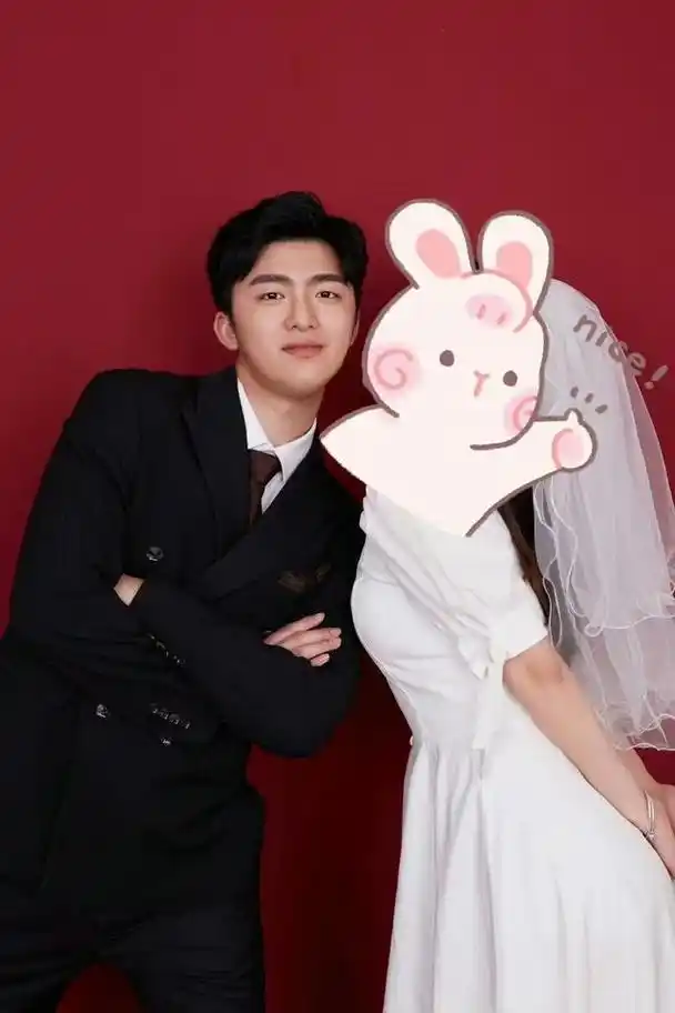 四片叶子就是刘志宏,早前他和易烊千玺,王俊凯,王源他们是一起培养的