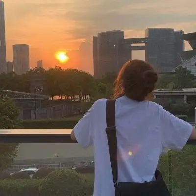 念七 背影森系温柔女生头像