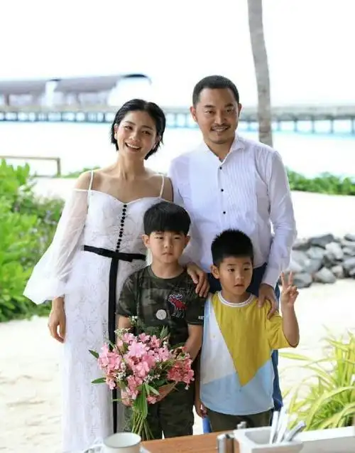 沙溢晒全家福为胡可庆生43岁胡可气质如少女安吉兄弟眯眼抢镜
