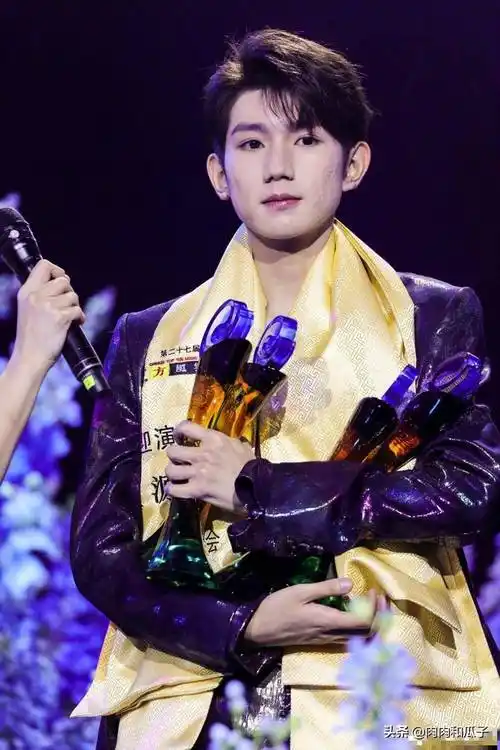 走下颜值神坛的王源,到底是痘坑,大鼻子还是身高该背这个锅呢?