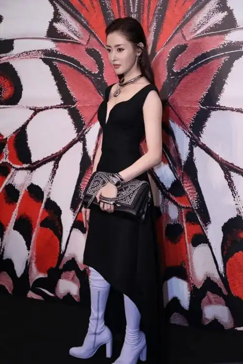 不太能理解张天爱的打扮穿黑裙配高筒靴虽然好看但略显厚重