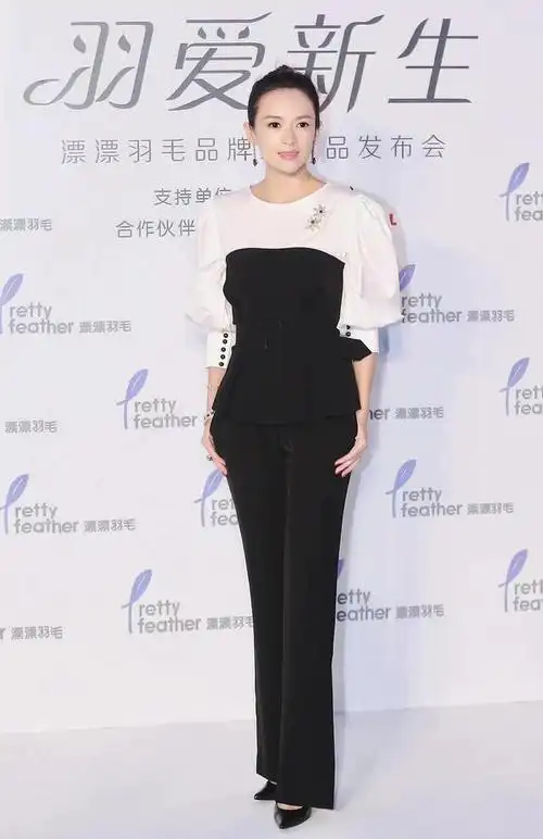 章子怡高级感不仅是气质,穿搭更重要,难怪她那么优雅又高贵