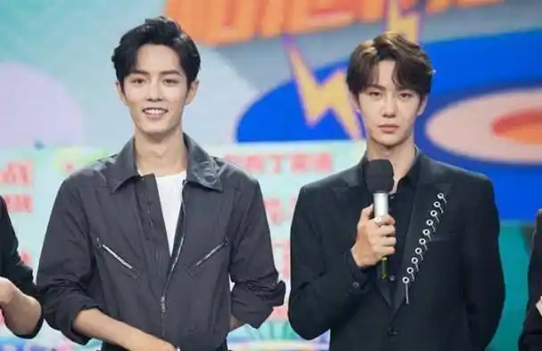 王一博肖战《天天向上》再续兄弟情,工装酷仔"邂逅"西装绅士!