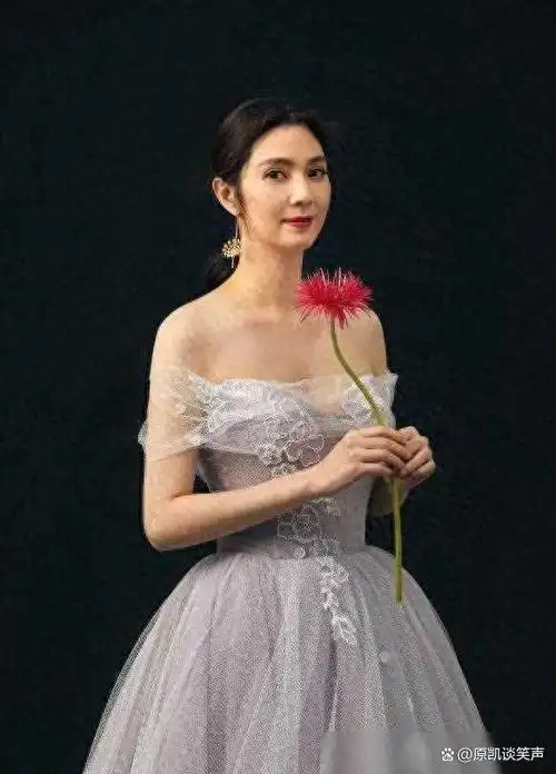 52岁洪欣神秘现身前夫突现场求复合