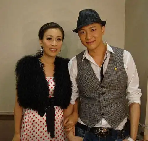 关喆为混血妻子庆生并官宣已怀有三胎富豪岳父罕有现身