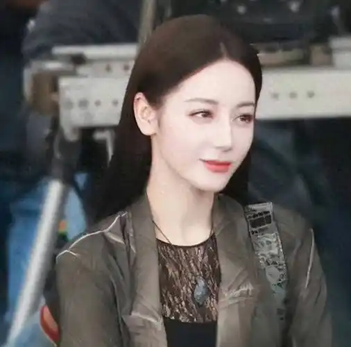 著名导演竟然公开向迪丽热巴表白,声称愿意让她成为自己的女朋友,还