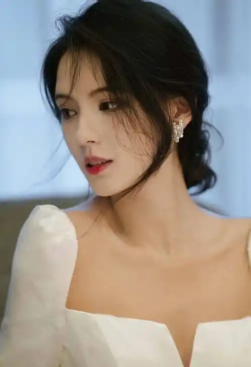 张予曦白色抹胸装甜美笑容写真