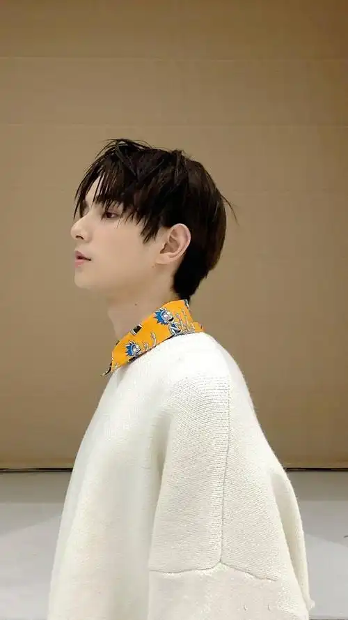 元气爱豆何昶希,帅气写真照来了,请收藏你喜欢的小哥哥吧