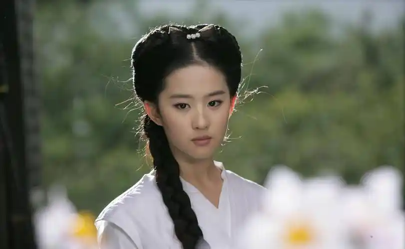 刘亦菲走到今天怪谁呢?