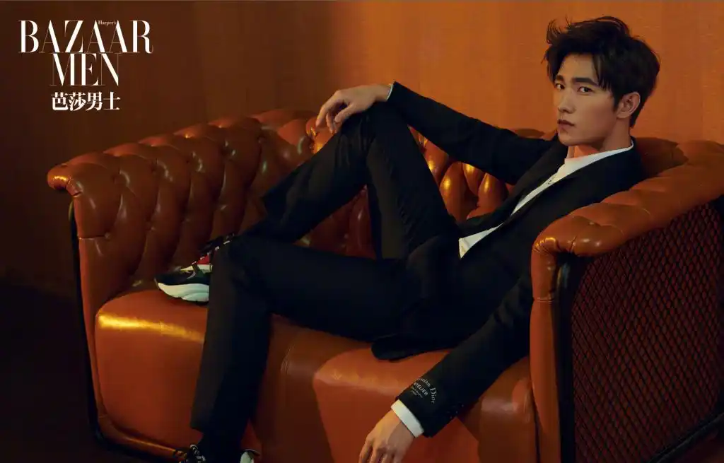 180830杨洋《芭莎男士》9月刊内页大片曝光 展现商业商务精英魅力