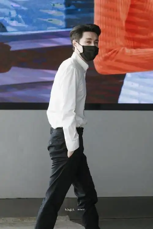 张艺兴机场白衬衫造型#张艺兴今日机场出发饭拍白衬衫黑裤子,张bsss