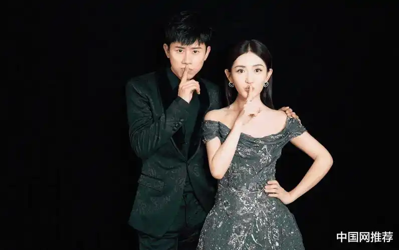 张杰谢娜甜蜜现身机场两人甜蜜挽手大撒狗粮