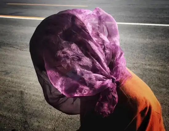 4月10日,蒙纱巾的人.