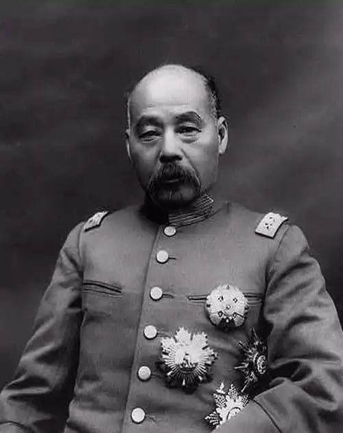 袁世凯称帝时封哪六人为一等公其中一位是冯巩的曾祖父