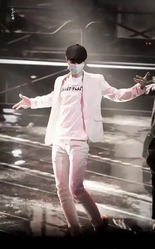 [王一博][新闻]201031 王一博天猫开幕式晚会舞台彩排照公开 白色西装