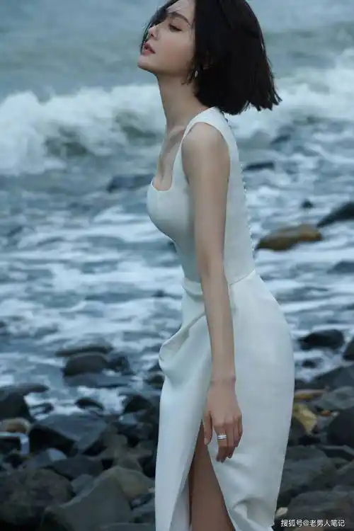 秦岚海边写真大片,身穿白色长裙尽显好身材,是恋爱的状态没错了_姐姐
