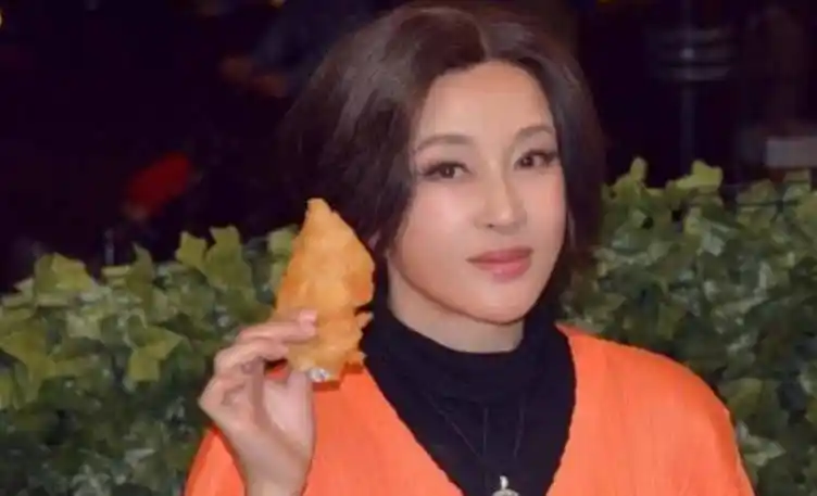 70岁刘晓庆"面具脸"太雷人,耳垂下巴都连在一起,能不能真实点_耳朵