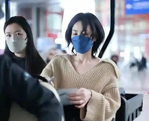 天后王菲近照引热议54岁皱纹难掩649元裤子却意外抢眼