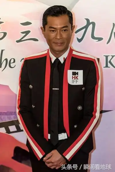 古天乐早前亮相活动皮肤黝黑的他相当帅气