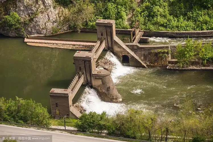 河上的水坝