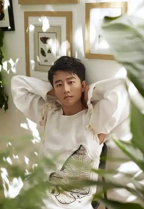 知情人曝黄轩拍戏"咸猪手",被发现后死不承认,曾摸杨幂大腿_蒋雯丽