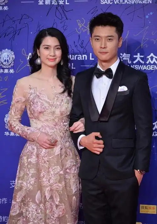 洪欣和老公同框看出气质,红色镂空裙贵气有余,女人味真挺浓的