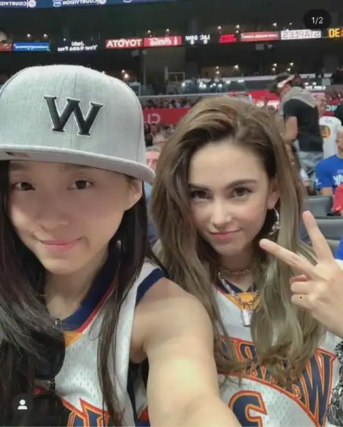 昆凌怀孕后造型大爆火穿针织衫巧遮孕肚状态好笑容甜美气质佳