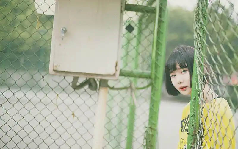 网球短发美女复古日系写真桌面壁纸