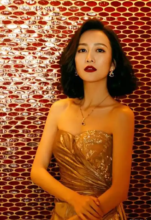 37岁王鸥穿搭真高级,完美倒三角身材实力撩人,网友:这穿搭模仿不来