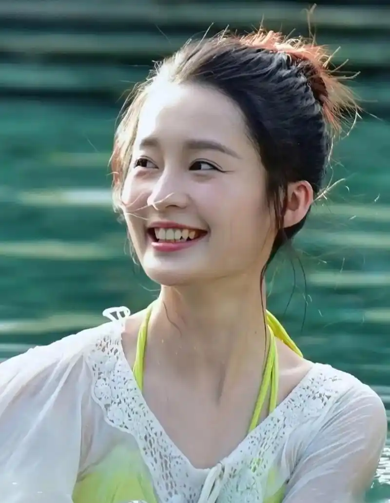 李沁好美,笑起来真甜!