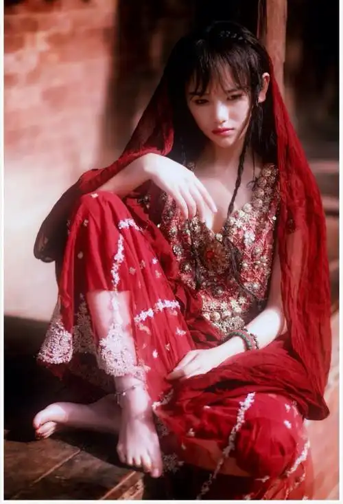 南笙,本名罗小伊,2012年凭借在豆瓣网上传的一系列复古写真开始受到