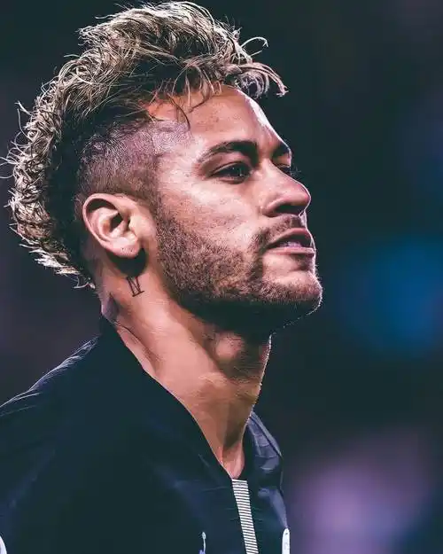 moment | 球星帅照:内马尔