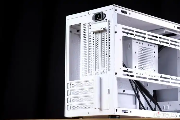 先马趣造im白色款机箱首发图赏让快乐增加一种色彩