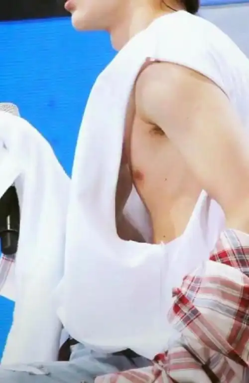 他可能只是一个小鲜肉,可是抛开衣服的外表,蔡徐坤的身材却是慢慢的