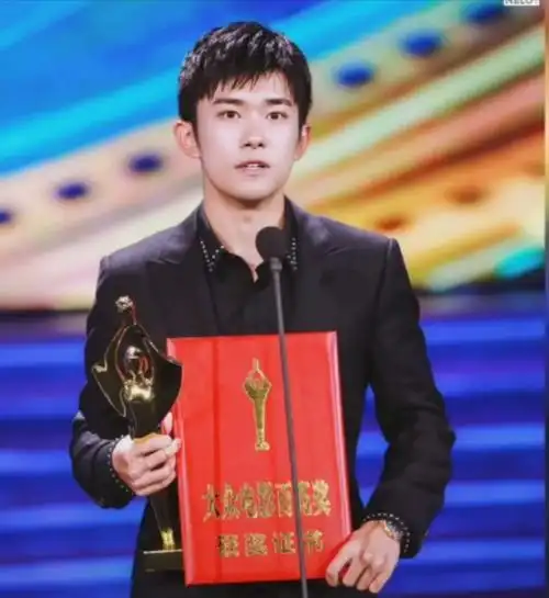 颁奖典礼上台领奖的易烊千玺,这一身简直不要太帅!